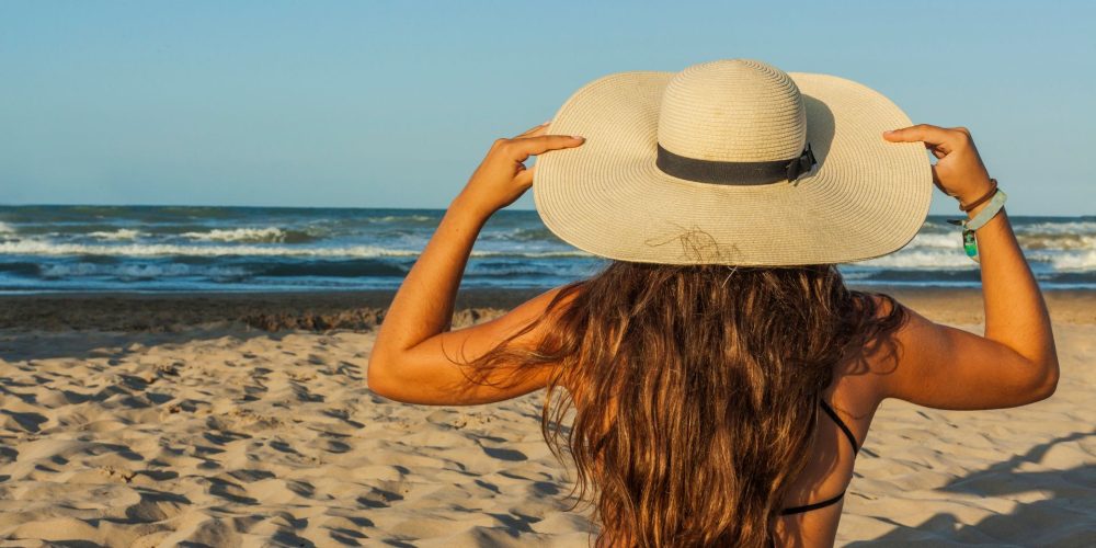 Wie pflege ich mein Haar im Sommer?