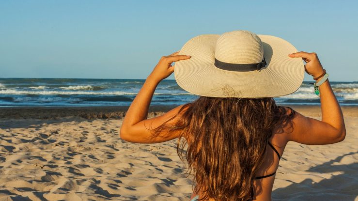 Wie pflege ich mein Haar im Sommer?